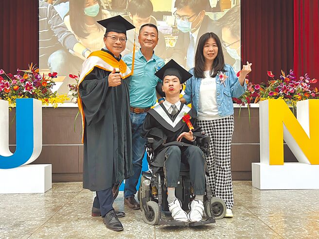 前年荣获总统教育奖的蔡东霖（右二）19日从屏东大学毕业，穿上学士袍的他坐在轮椅上很有精神，当大家夸奖蔡东霖父母一路陪儿子求学很伟大时，他们谦称是托儿子的福才能与教授交流。（谢佳潾摄）