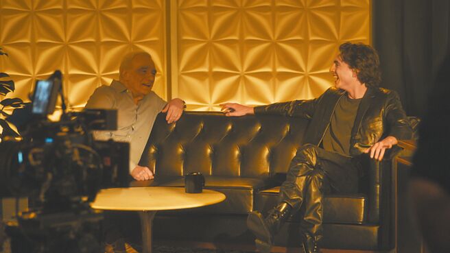 名導馬丁史柯西斯（左）與甜茶共同講述一個香奈兒的藍色香氛故事。（CHANEL提供）