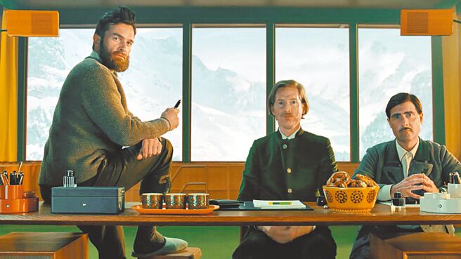 萬寶龍邀請《歡迎來到布達佩斯大飯店》導演魏斯安德森（左）拍攝形象影片，才子男星魯伯特佛蘭德（中）、傑森薛茲曼助陣。（Montblanc提供）