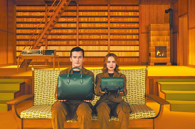 才子男星魯伯特佛蘭德（左）與莫德阿帕托一同參與拍攝大師傑作系列100年形象照。（Montblanc提供）