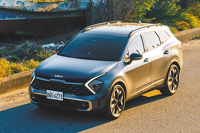 Kia Sportage享原廠車側踏板、16色氣氛燈、防水腳踏墊等精選配件。（台灣森那美起亞提供）