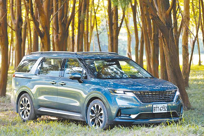Kia Carnival享原廠LED迎賓飾板、16色室內氣氛燈及PM 2.5負離子淨化系統。（台灣森那美起亞提供）