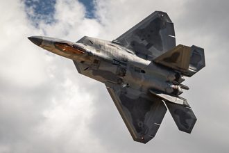 头条揭密》美在日部署F22对抗陆歼20 细数猛禽战机几场败绩