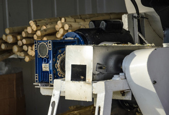 驚恐！工人摔進粉碎機 同事目睹「上半身成肉泥」