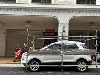 超狂！家門被擋車主不移車  屋主放大絕「搭鷹架包圍」