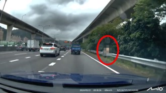 中山高草叢驚見戴帽「遛鳥俠」　國道警局外囂張撸管！