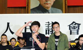 不只沈伯洋？綠委「手持太陽花」頭綁白布 網驚：戴孝了