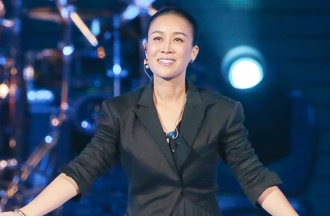 56岁那英重摔倒地「工作人员继续拍」惹眾怒 高EQ回应了