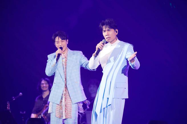 罗时丰因《罗时丰D.L 不务正YA》翻红，让他获得「国民姑丈」称号，日前他登上「双胞胎兄弟」韦礼安演唱会担任嘉宾。（图／IMC提供）