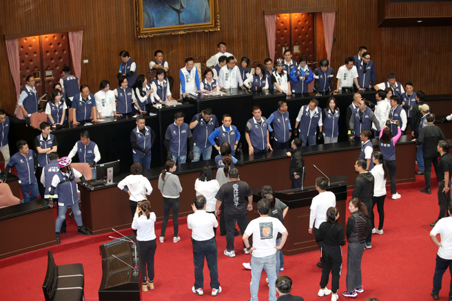 立法院日前处理国会改革相关法案，朝野歷经15小时表决大战后休息，21日继续开会审查。国民党及民眾党立委一早进议场占领主席台，与台下的民进党立委发生口角。（黄世麒摄）