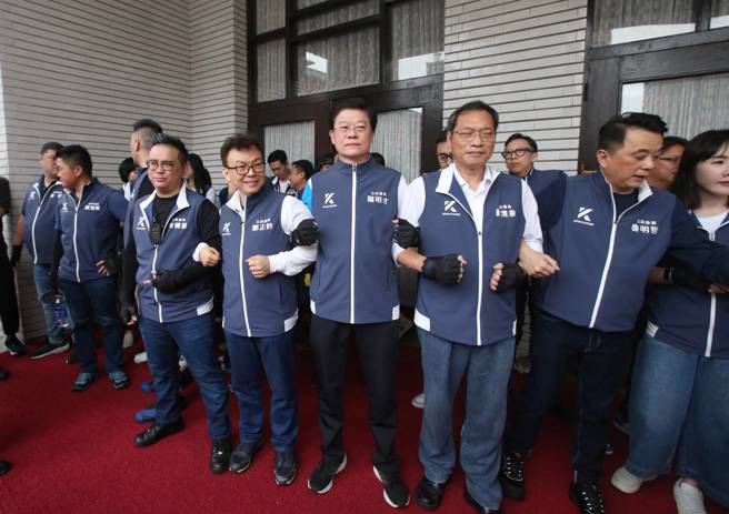 立法院日前处理国会改革相关法案，朝野歷经15小时表决大战，21日继续审查，国民党立委在议场开门前组成人墙，以防民进党偷袭。（赵双杰摄）