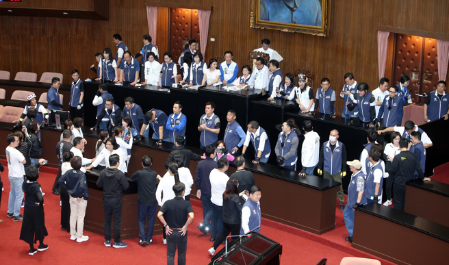 立法院21日院会继续处理国会改革相关法案，国民党与民眾党立委在上午7点议场开门后衝进议场，并占领主席台。（姚志平摄）