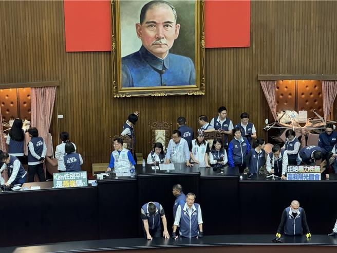 藍白順利搶占主席台。（李奇叡攝）