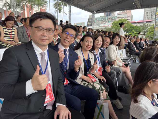 民进党立委赖瑞隆（最左）在脸书PO出席总统就职典礼的照片，国民党立委谢衣凤（最右）也出席。（图 / 取自赖瑞隆脸书）
