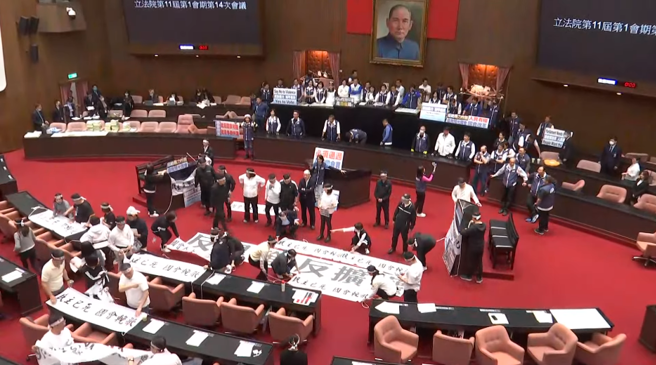 民进党团在召开记者会后进入议场高呼口号、表达诉求。(中时新闻网)