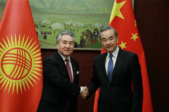 中共中央政治局委员、大陆外长王毅当地时间20日在哈萨克首都阿斯塔纳会见吉尔吉斯外长库鲁巴耶夫。（大陆外交部）