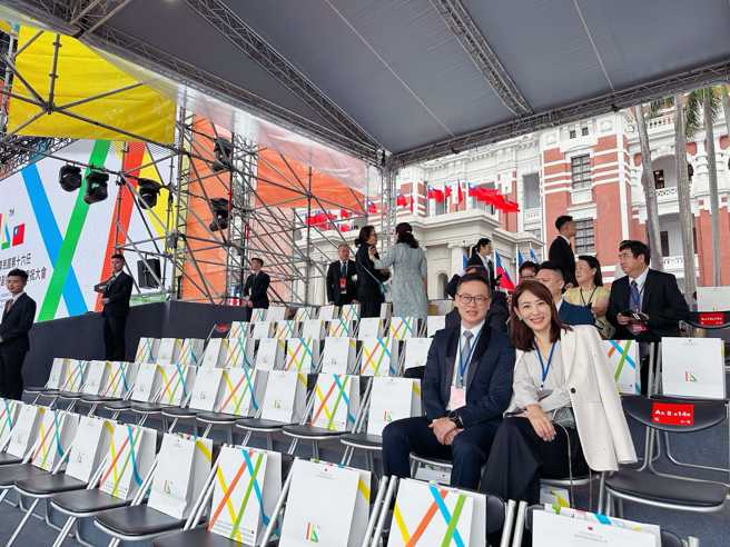 贾永婕和老公王兆杰坐在摇滚区。（图／FB@贾永婕的跑跳人生）