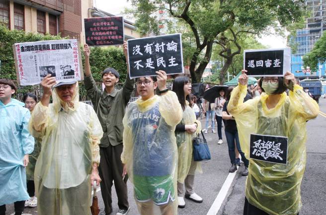 多个民间团体21日在立法院外举办「国会滥权，民主倒退，公民抢救，立院集结」行动记者会，抗议立法院处理国会改革相关法案。（赵双杰摄）