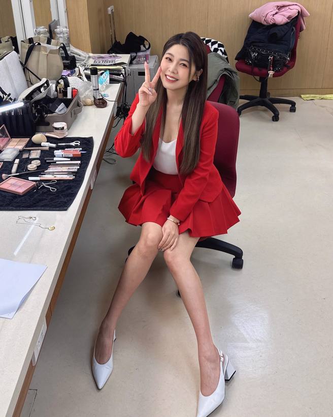 白家绮在镜头前身材匀称，还有一双大长腿。（图／白家绮脸书）
