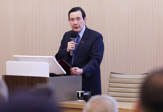 前总统马英九（见图）21日出席由中国文化大学国家发展与中国大陆研究所、马英九文教基金会共同举办的「赖萧新政府上台后的两岸关系」研讨会，致词表示赖就职演说定位两国论，建议国民党立委要问卓揆「两岸什么关系？」 （陈俊吉摄）