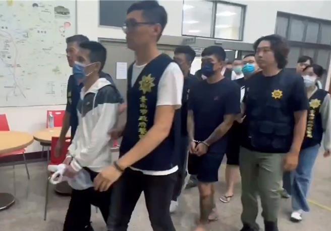 歸仁警分局循線將6名涉及槍擊案的男子傳喚到案依法移送台南地檢署偵辦。（讀者提供／洪榮志台南傳真）