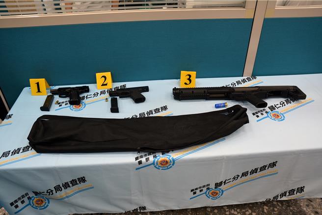 歸仁警分局起獲嫌犯作案用的槍械。（讀者提供／洪榮志台南傳真）