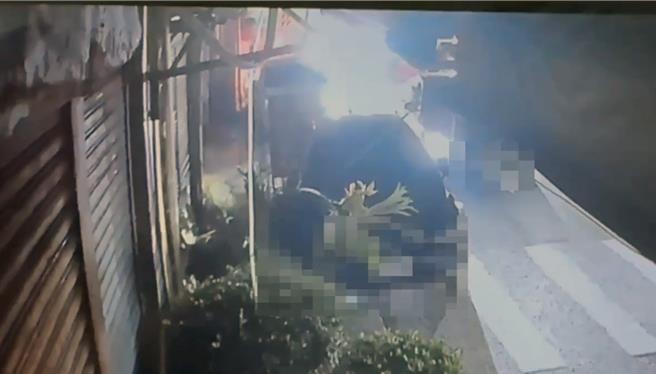 台南市關廟區1輛停在路旁的小客車，日前突然被另3輛小客車駛近包夾後，對方持槍朝該車連開4槍。（讀者提供／洪榮志台南傳真）