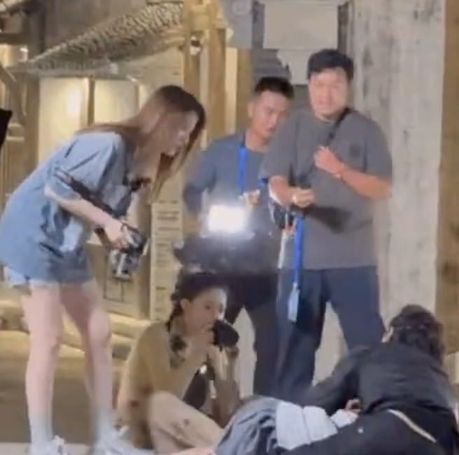 那英惨摔倒地，工作人员仍继续拍摄。（图／吃蛋塔了嘛微博）