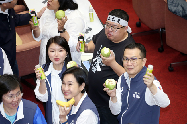 立法院21日院會繼續處理國會改革相關法案，在朝野協商之際，議場內紛爭暫歇，立委蔡易餘拿出梅子粉分送每位立委，場內暫時出現藍綠立委同場吃芭樂的和諧氣氛。（姚志平攝）