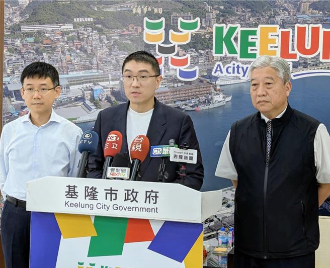 基隆市长谢国梁（中）与基隆市卫生局长张贤政（左）、警察局长翁群仁（右）说明杀人未遂犯逃逸查缉状况，并呼吁民眾不用过度恐慌。（张志康摄）