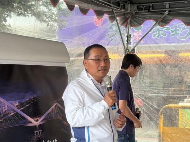 新北市长侯友宜表示，长福桥发展是很重要的里程碑，「起码要跟新月桥一样，缆绳搭配灯光」，在施工时的附近配套沟通也要做好，现在工程略微超前，但真正完成可能要到2026年。（柯毓庭摄）