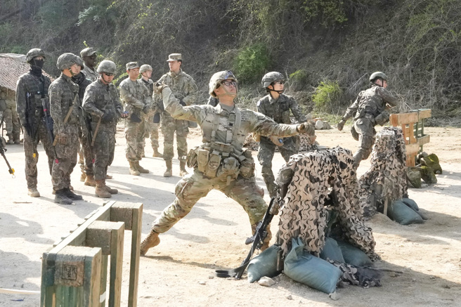 韩国陆军第32师新兵训练中心一名菜鸟新兵21日上午练习投掷手榴弹时，不慎酿成手榴弹爆炸，送医后不治身亡。图为4月美军及南韩陆军在竞赛中投掷模拟手榴弹。（资料照／美联社）