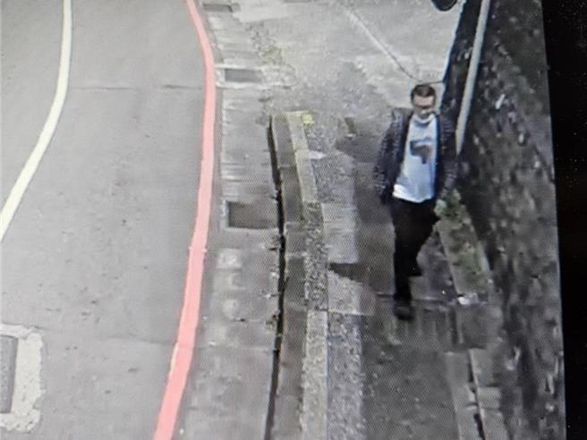 犯下杀人未遂案件、被处以监护处分的简姓男子19日从基隆市医院逃脱，直至今（21）日基隆市警察局仍未缉获，但据传简男已从基隆搭公车往滨海公路新北市瑞芳区方向，瑞芳警局表示已严阵以待，请市民放心。（翻摄画面）