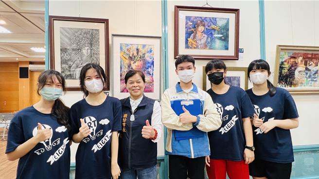 市长罗雪珠等人邀请民眾来赏画。（头份市公所提供／李京升苗栗传真）