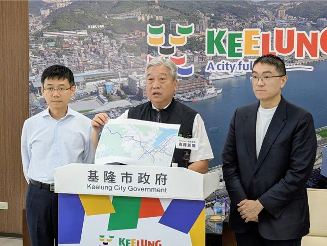 基隆市警察局局長翁群能（中）21日上午公布簡姓人犯逃離的路線，並強調警方已經加強巡邏，有信心緝拿簡男到案。（張志康攝）