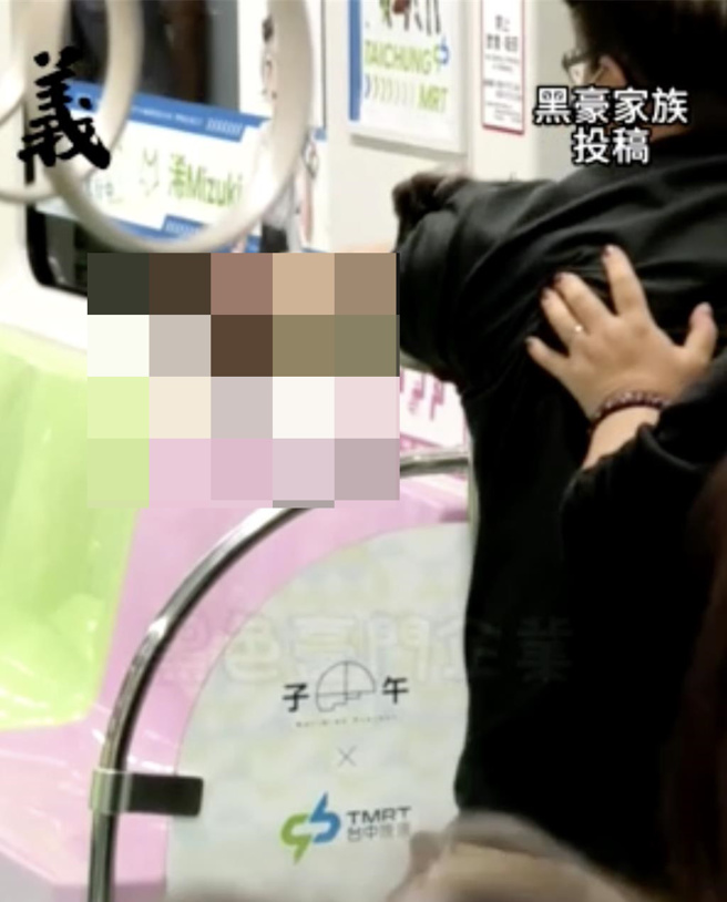 洪姓嫌犯持刀在捷運車廂攻擊民眾。（摘自黑豪家族）