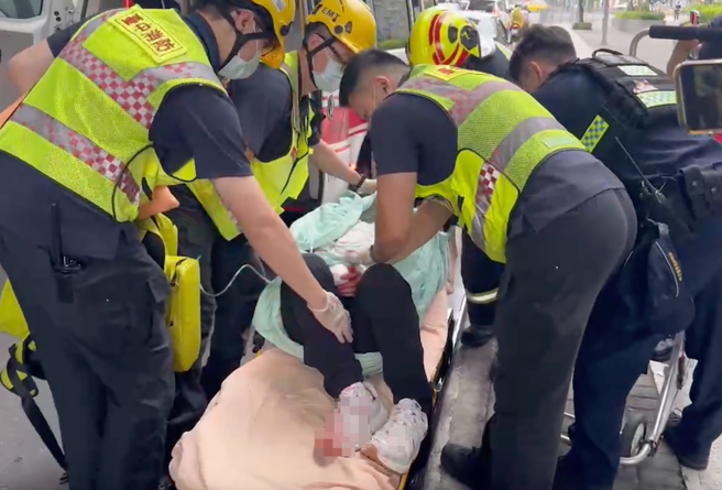 送医画面曝！中捷20岁凶嫌持刀乱砍，浑身是血躺担架「神情痛苦」。（图 / 王煌忠翻摄）