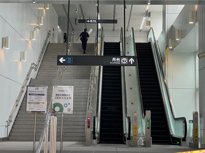 台中捷運21日上午驚傳砍人事件，連同行凶20歲洪姓男子共3人送醫。（王煌忠攝）