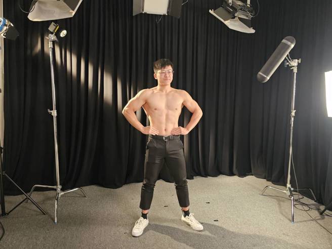 房天乐摄影棚内展现强壮体魄。(游定刚拍摄) 