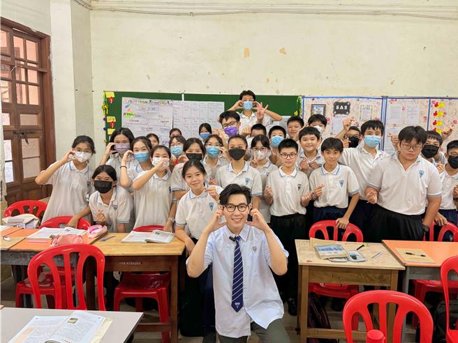 品冠日前重返母校受到全校師生熱烈歡迎。（種子音樂提供）