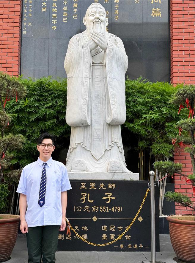 品冠日前重返母校，憶起許多青春往事。（種子音樂提供）