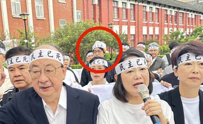 沈伯洋（紅圈處）今天稍早頭戴紗布和同黨立委們拉布條抗議。（姚志平攝）