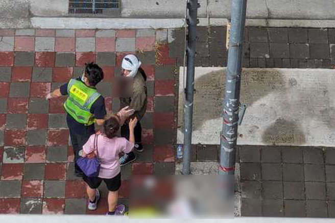 台中捷運今上午驚傳砍殺事件，20歲洪姓男子不明原因忽然在車廂持刀對著亂砍。（圖 / 翻攝自魏國彥臉書）