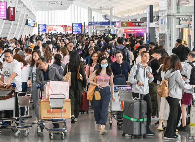 網友指出，想到中亞地區旅遊光是辦簽證就會先卡住。圖為桃機出國旅遊民眾。（資料照）