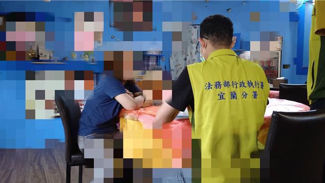 基隆一名张姓男子名下所有的厢型车，因欠缴停车费高达521笔，逾期及罚锾金额累计到16万多元，20日要查封张男的爱车时，其配偶（左）才发现大事不妙，愿意分期缴款解决。（行政执行署宜兰分署提供／徐佑升基隆传真）