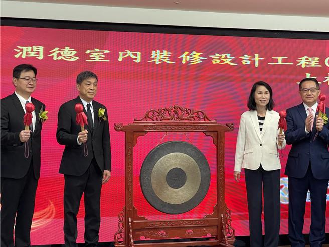 潤德設計董事長簡滄圳、總經理盧玉璜等，在櫃買中心舉辦掛牌典禮。圖／蔡惠芳