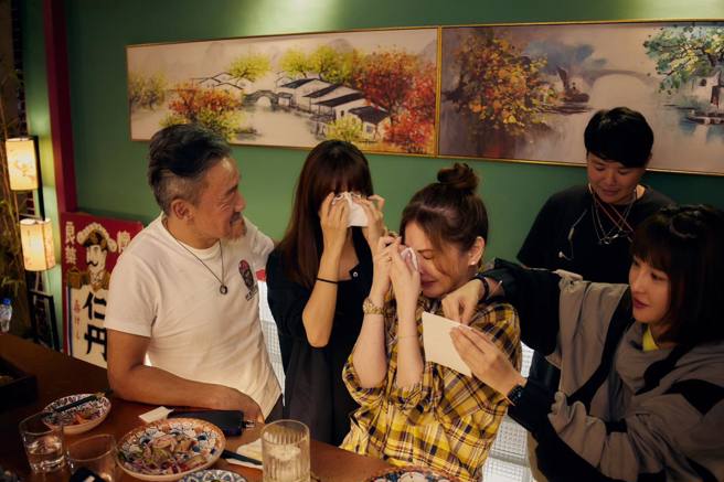 何如芸走不出喪父之痛，表示自己在錄節目時忍不住崩潰大哭。（圖／翻攝自何如芸臉書）