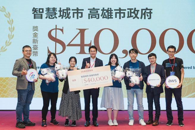 廖泰翔(左4)为获奖团队颁奖。(图片来源:高雄市经发局提供)