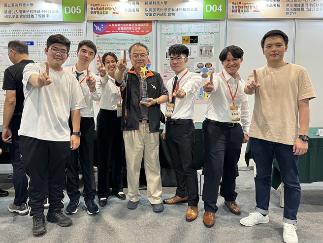 龙华科大李九龙师生团队勇夺第1名，作品具备增加植体抑菌效果等优点。(照片/龙华科技大学提供)