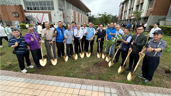 金門地區各機關代表響應淨零排放推動工作，攜手種樹落實愛護地球的責任。(于家麒攝)